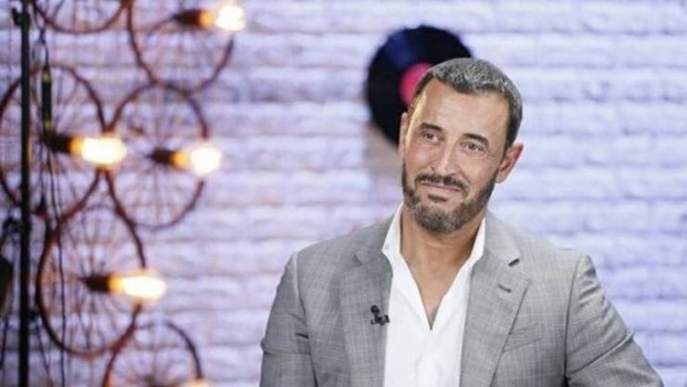 كاظم الساهر برفقة حفيدتيه