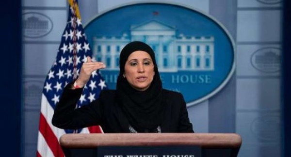من السيدة المُحجبة التي ظهرت بالإيجاز الصحفي للبيت الأبيض؟