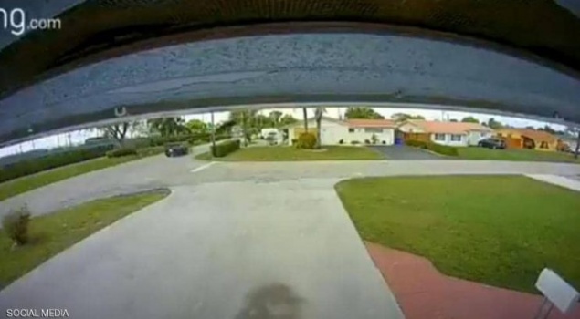حادث مرعب على الطريق.. فيديو لكارثة الطائرة والسيارة