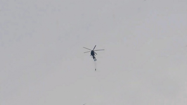 فيديو.. قفز بمظلته ليهبط إلى الأرض لكنه علق بذيل الطائرة!
