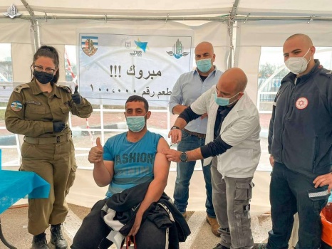 اسرائيل تعلن انتهاء المرحلة الأولى بتطعيم 105 الاف عاملا فلسطينيا
