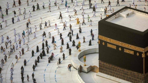 السعودية.. تمديد تعليق الإفطار والاعتكاف بالمسجد الحرام