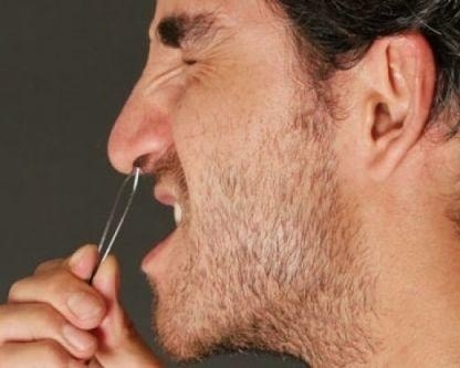 نتف شعر الأنف قد يسبب الموت.. إليك البدائلق
