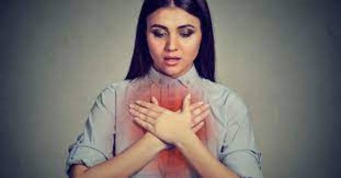 لماذا النساء الأصغر سنا أكثر عرضة للإصابة بجلطات الدم رغم تطعيمهن؟
