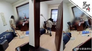 موظفة تضرب رئيسها في العمل ب ” الممسحة ” .. ما القصة ؟