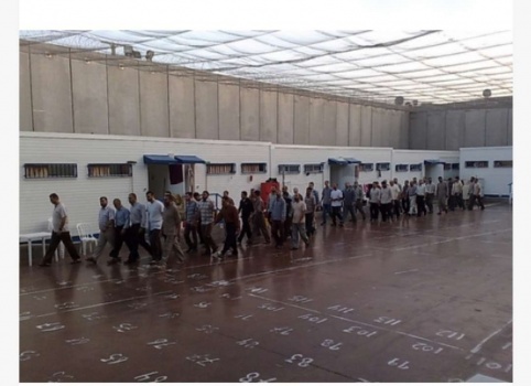 في يوم الاسير.. 4500 أسير في سجون الاحتلال
