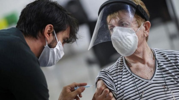 إصابة 5800 أميركي بـ&laquo;كورونا&raquo; بعد تلقيهم جرعتي اللقاح
