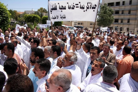 نقابة الأطباء: قرار المحكمة يؤكد حقوقنا وعلى الحكومة تنفيذ المطالب