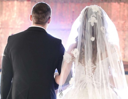 مصرع عريس وإصابة العروس ووفاة شقيقتيها بعد حفل الزفاف بدقائق