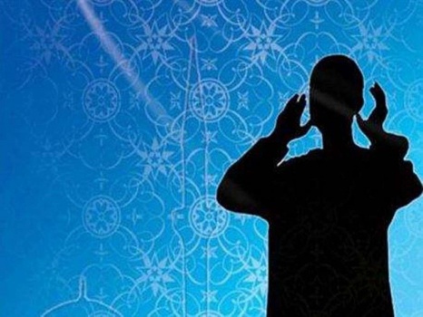 سمع أذان الفجر واستمر في شرب الماء .. هل يأثم؟