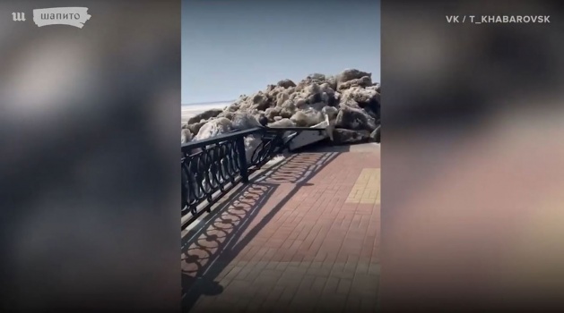 شاهد.. كتل جليدية "تهاجم" جسراً