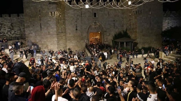في وقفة حاشدة بالقدس.. آلاف المواطنين يهتفون "لا انتخابات دون القدس"