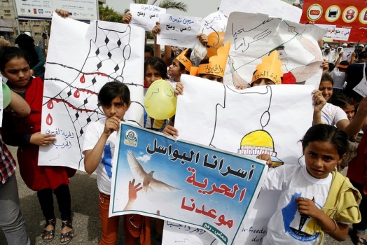 اعتصام أمام مجلس الوزراء لحلّ ملف رواتب الأسرى