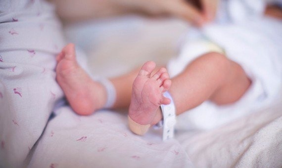 النقب: مصرع رضيعة إثر تعرّضها للدهس في ساحة منزل
