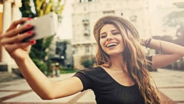 استمتعوا باللحظة.. كثرة التقاط الصور تمحو الذكريات