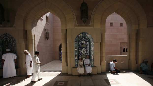 دولة عربية تمنع صلاة العيد