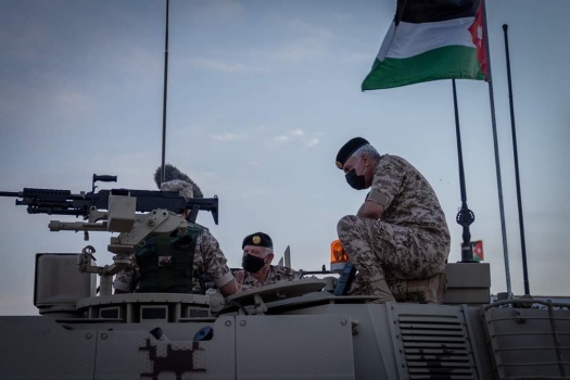 العاهل الأردني يطلع على دبابة “سينتارو” التي دخلت الخدمة حديثا
