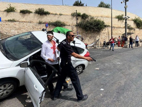 مستوطن يدعس المصلين الخارجين من المسجد الأقصى المبارك