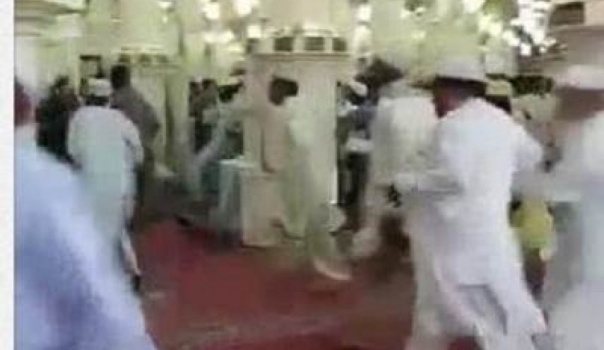 مصر..مصلون يهربون من المسجد أثناء صلاة التراويح،ما السبب؟!