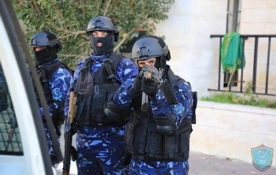 الشرطة تقبض على 4 أشخاص مشتبه بهم بالاعتداء على مركز شرطة عوريف بنابلس