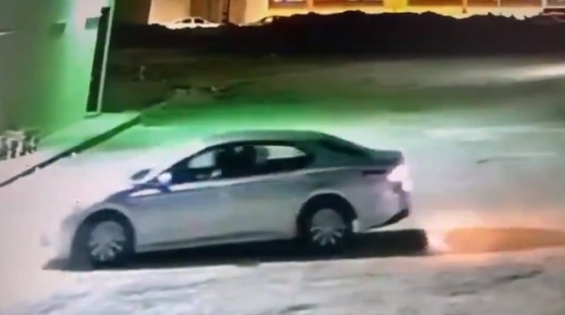 بالفيديو.. لص يسرق سيارة بداخلها امرأة في الرياض 