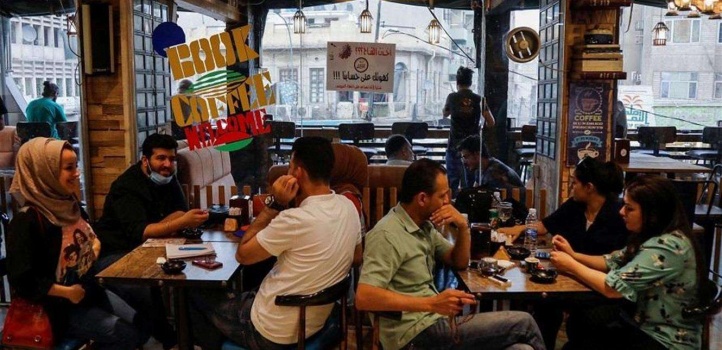 داخل مقهى في العراق.. القهوة مجاناً لمن تلقّى لقاح كورونا