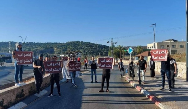 فصل العشرات من فلسطينيي الداخل من عملهم بسبب التزامهم بالإضراب العام