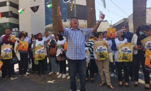 متظاهرون يدعون لمقاطعة منتجات الاحتلال