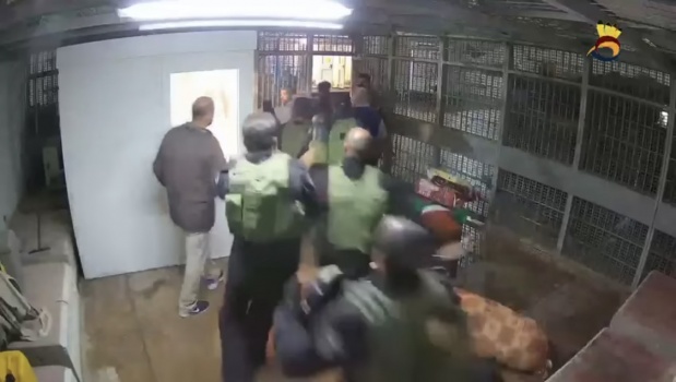 تحقيق - الاعتداء على اسرى فلسطينيين وهم مُقيدين