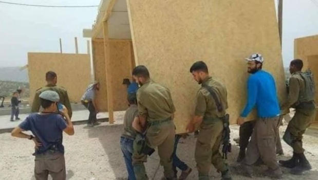 جنود إسرائيليون يشاركون في بناء بؤرة استيطانية جديدة بالضفة الغربية