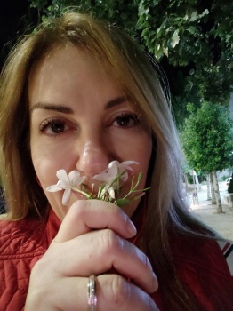 من هي السيدة التي رفعت العلم الفلسطيني في مسيرة الأعلام واعتقلت؟
