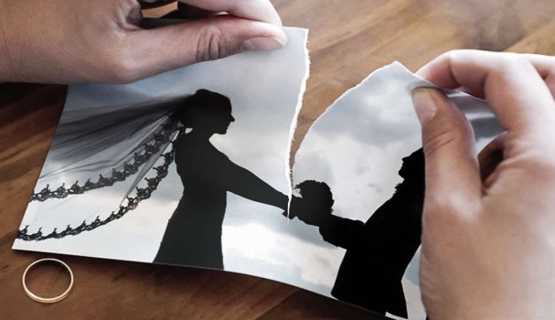 زوجة تكتشف أنها مطلقة منذ 5 سنوات .. ورد صادم من زوجها
