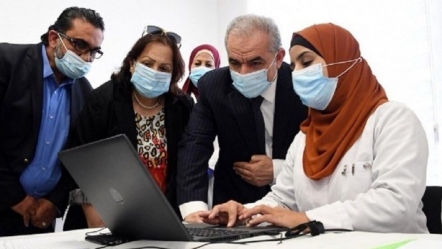 مطالبات باقالة حكومة اشتية ... من يتحمل قضية اللقاحات ؟ 