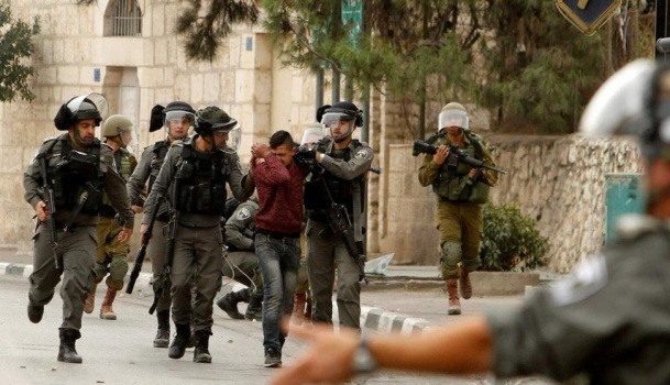 الاحتلال يعتقل 11 مواطنا من الضفة بينهم أسرى محررون