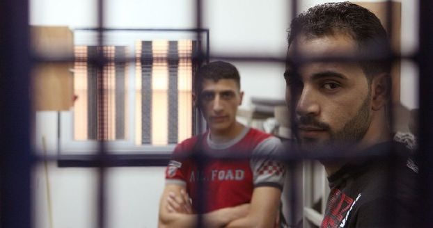 المعركة ضد السجان الإسرائيلي تتوسع.. أسرى &ldquo;عوفر&rdquo; يرجعون وجبات الطعام إسنادا للمضربين