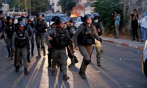 قوات الاحتلال تقمع وقفة سلمية في حي الشيخ جراح بالقدس المحتلة- (فيديو)