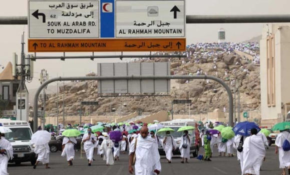 الحجاج يرمون جمرة العقبة في أول أيام عيد الأضحى