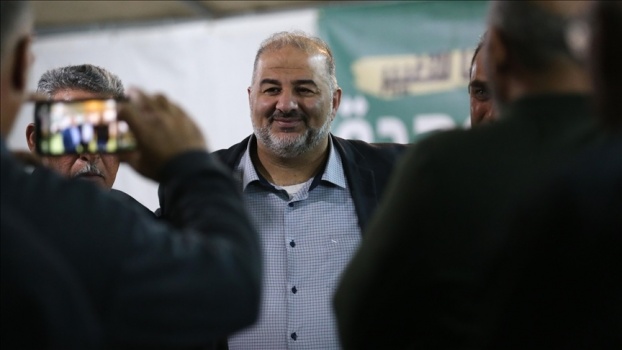 منصور عباس يعارض منح آلاف العمال الفلسطينيين التصاريح