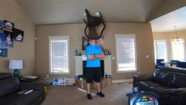 أميركي يحمل كرسيا على ذقنه لأكثر من ساعة