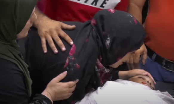 انتظرا مجيئه 7 سنوات.. والدا الشهيد الطفل محمد العلامي يودعانه بحرقة &ldquo;خطفوه من جوا القلب&rdquo;
