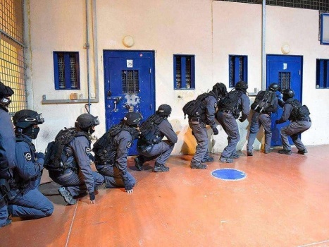 قوات القمع تقتحم القسم (16) في "عوفر"