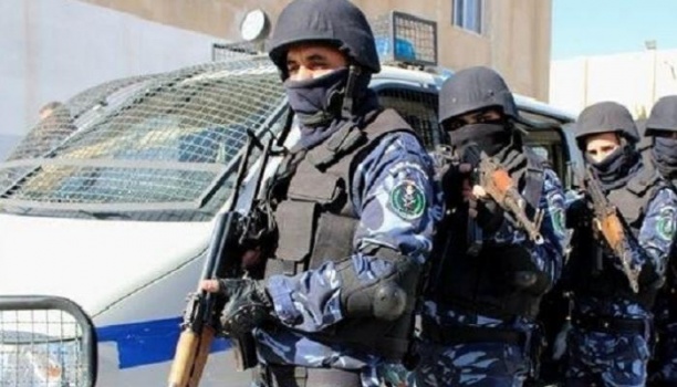 الشرطة تكشف ملابسات جريمة سطو طالت صاحب محل للصرافة في مدينة الخليل