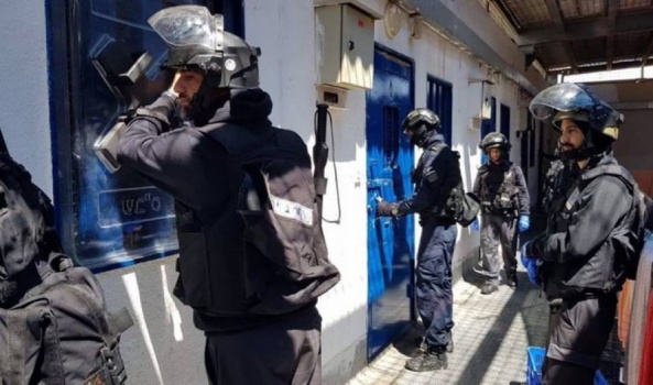 وحدات القمع تقتحم قسم 2 في سجن النقب وتعتدي على الأسرى