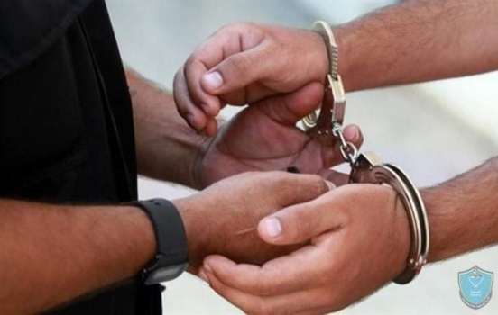 الشرطة تقبض على أشخاص قاموا بإلقاء قنبلة مصنعه يدويا على منزل ضابط امن في طولكرم