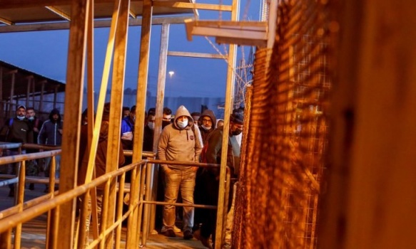 صحيفة عبرية: هذا ما يواجهه العمال الفلسطينيون في مكاتب التشغيل الإسرائيلية داخل القدس