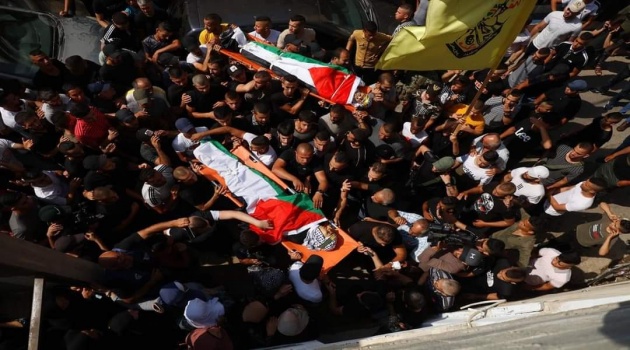 الاحتلال يحتجز جثماني شهيدين- الآلاف يشيعون جثماني شهيدين من شهداء جنين