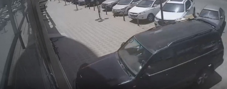 السعودية.. امرأة تقتحم محلاً بسيارتها خلال تدربها على القيادة.."فيديو"