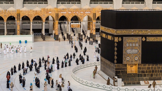 السعودية تستقبل أولى رحلات المعتمرين القادمين من الخارج