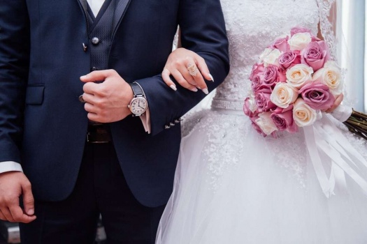 امرأة تتزوج قاتل شقيقها بعد قضائه 40 عاما داخل السجن