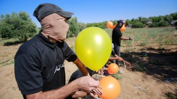 0404 العبري : إطلاق بالونات حارقة تجاه المستوطنات بالتزامن مع توافد الفلسطينيين للسياج الفاصل